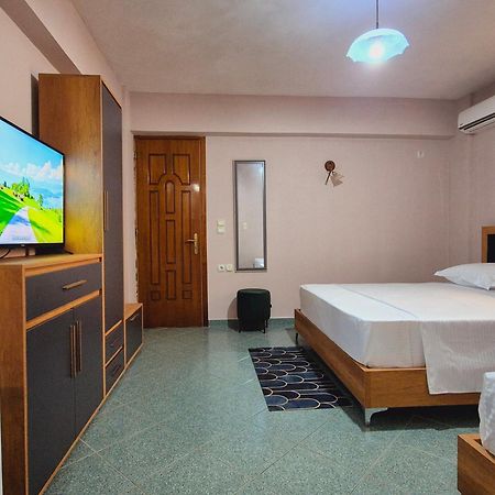 Barca Rooms Sarande Bagian luar foto