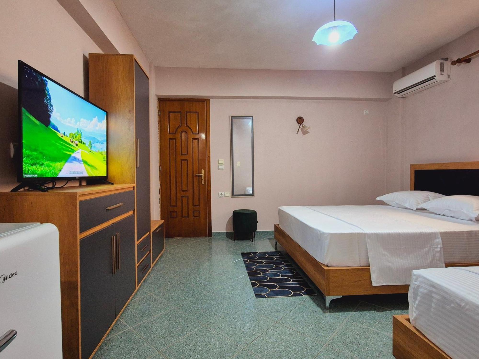 Barca Rooms Sarande Bagian luar foto