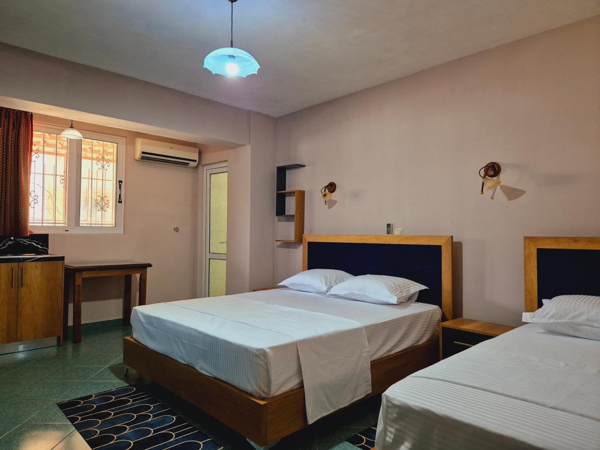 Barca Rooms Sarande Bagian luar foto