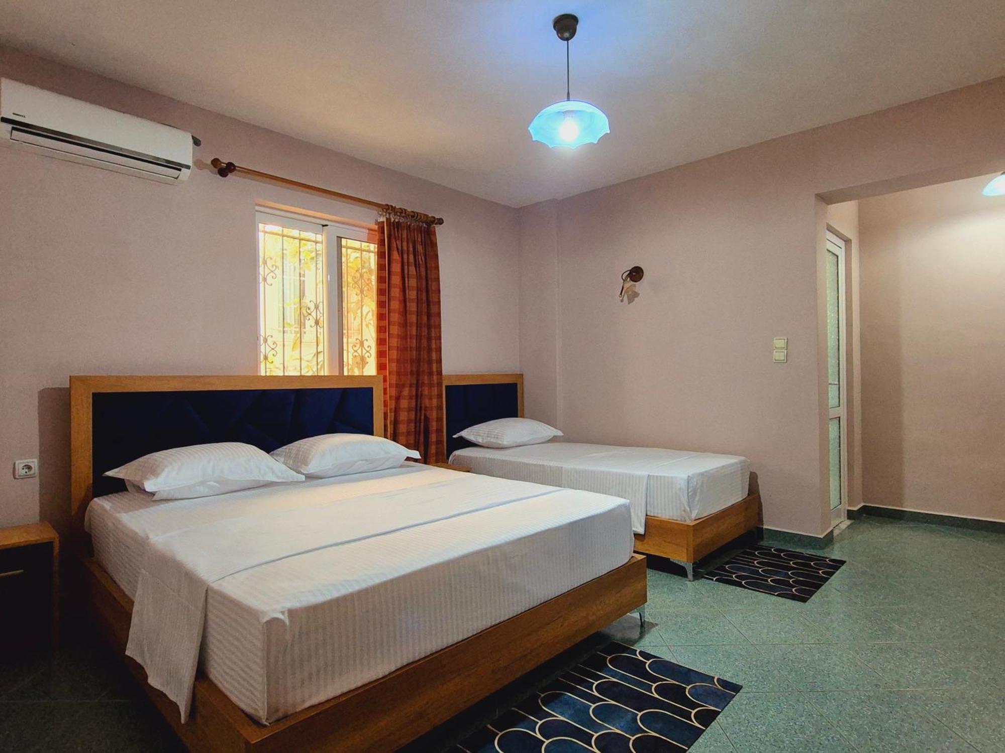 Barca Rooms Sarande Bagian luar foto