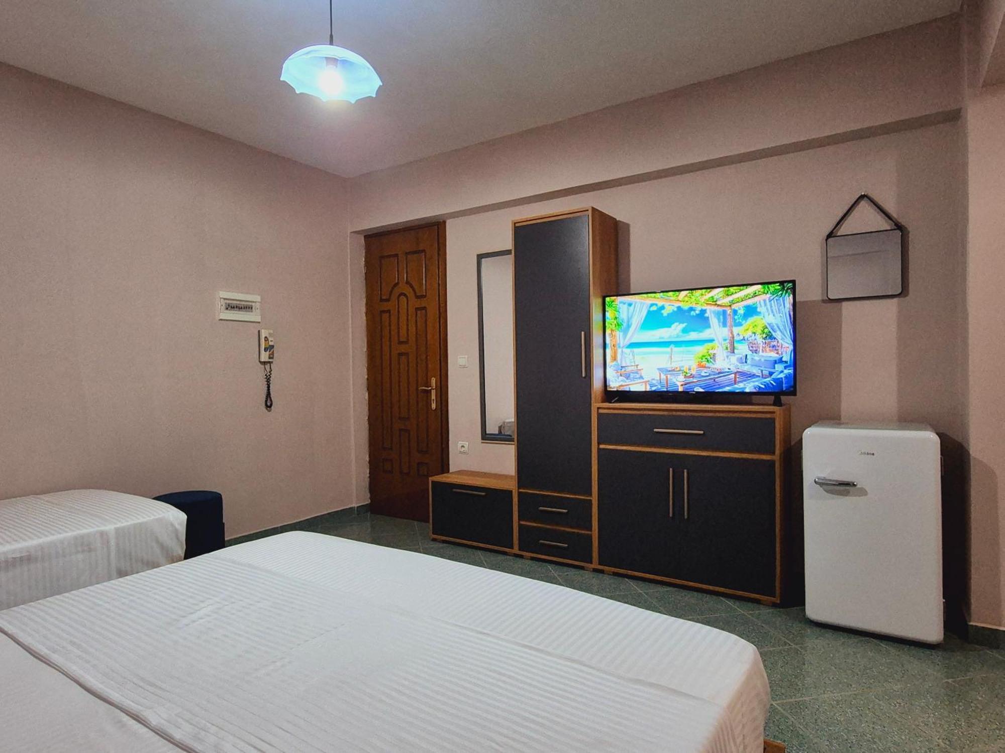 Barca Rooms Sarande Bagian luar foto