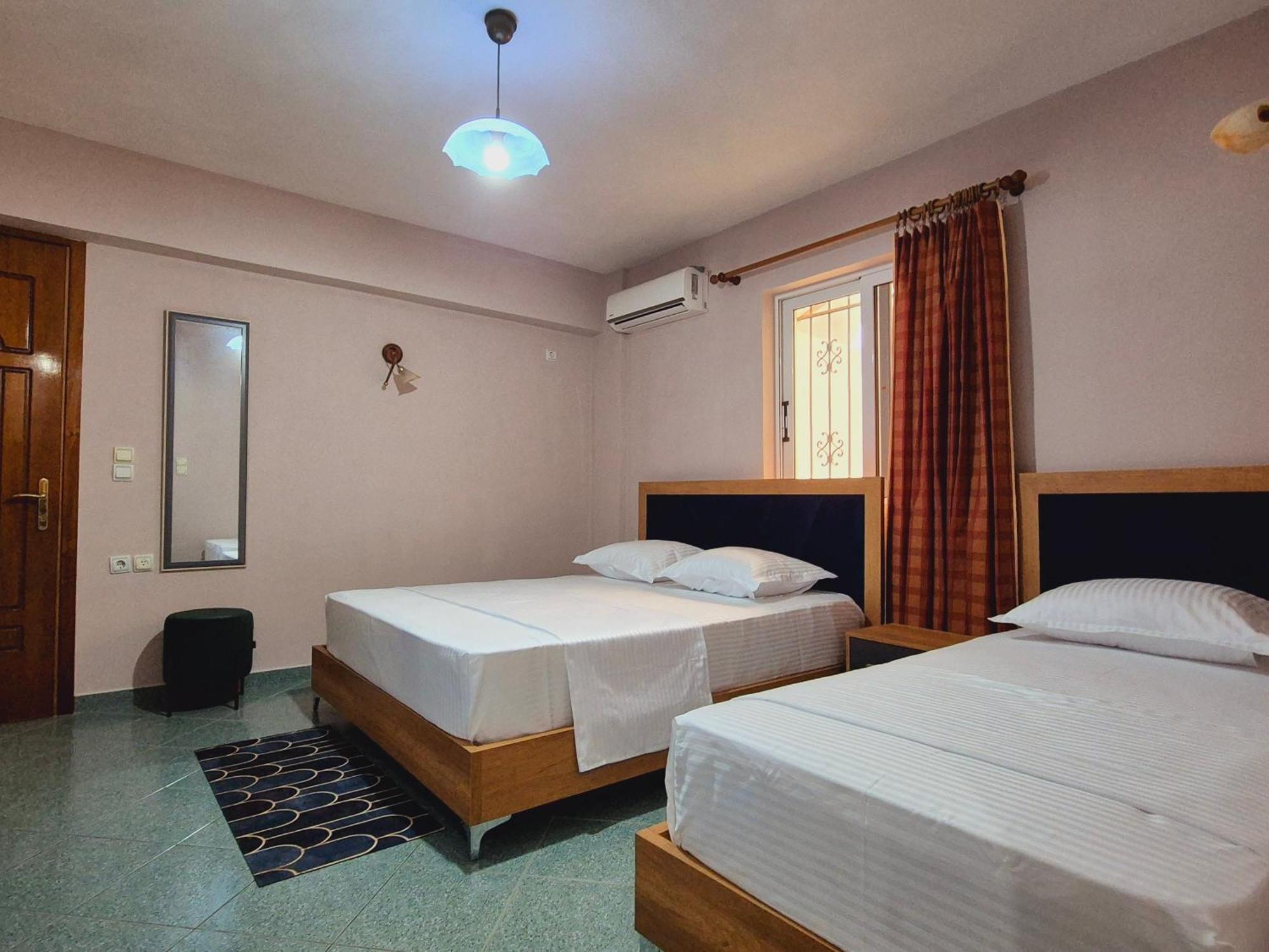 Barca Rooms Sarande Bagian luar foto