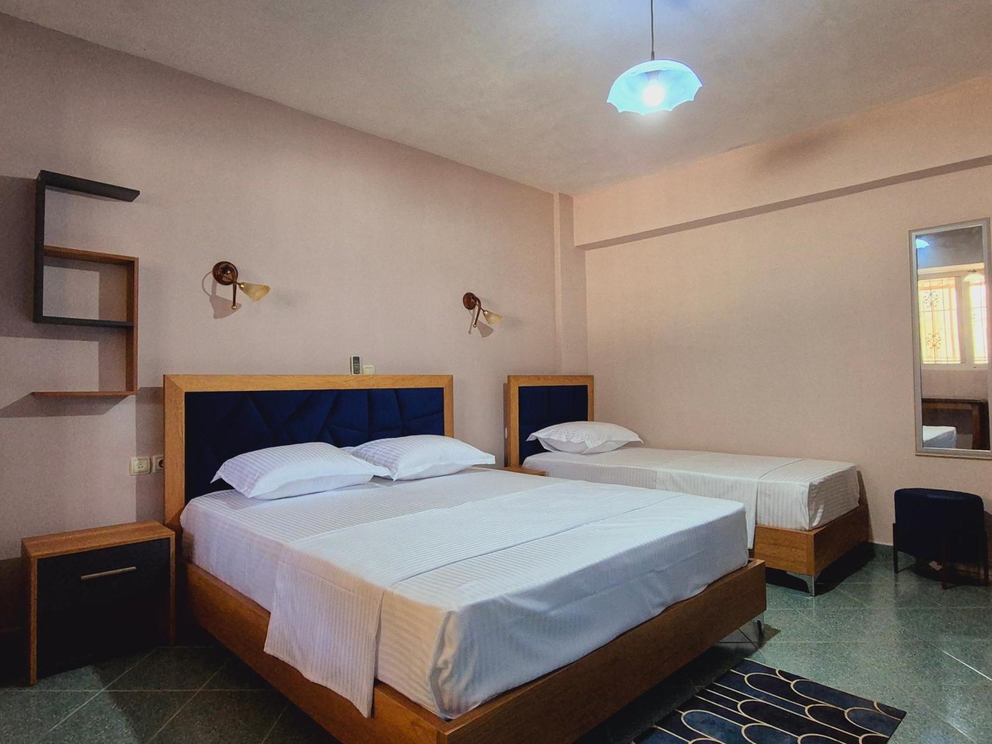 Barca Rooms Sarande Bagian luar foto