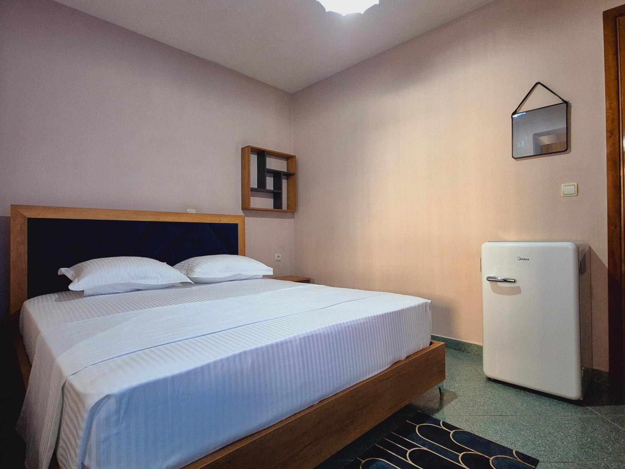 Barca Rooms Sarande Bagian luar foto
