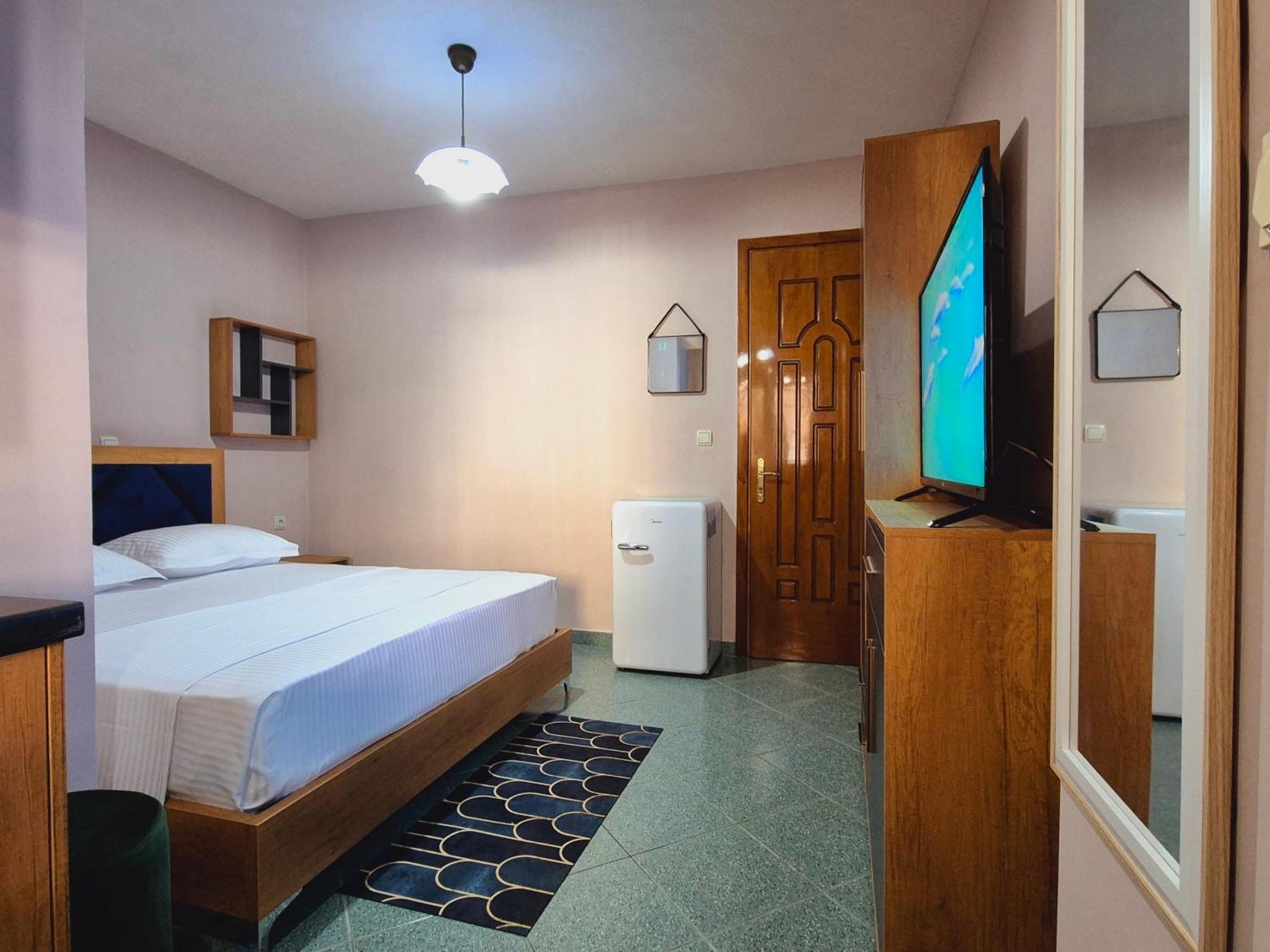 Barca Rooms Sarande Bagian luar foto