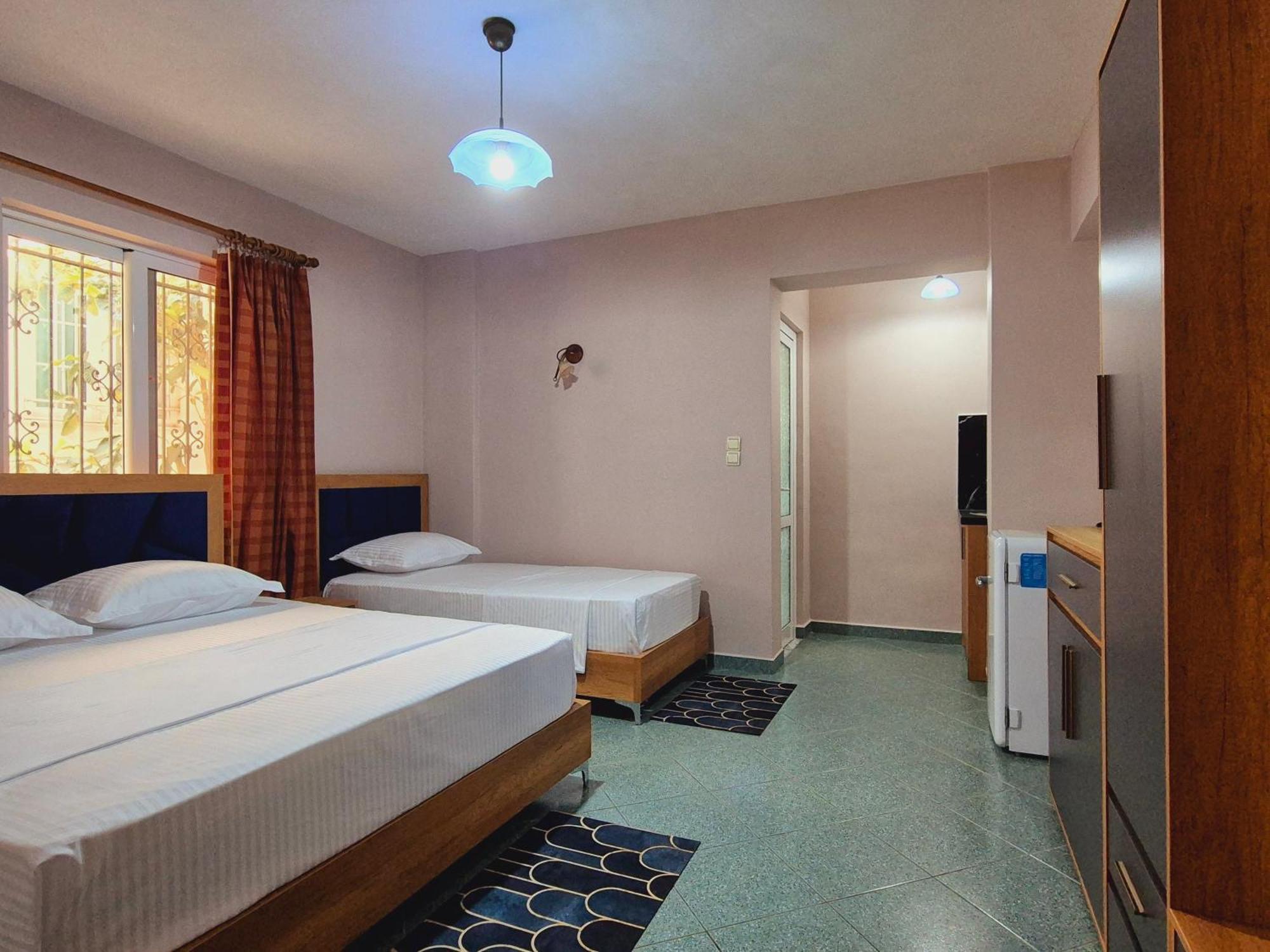 Barca Rooms Sarande Bagian luar foto