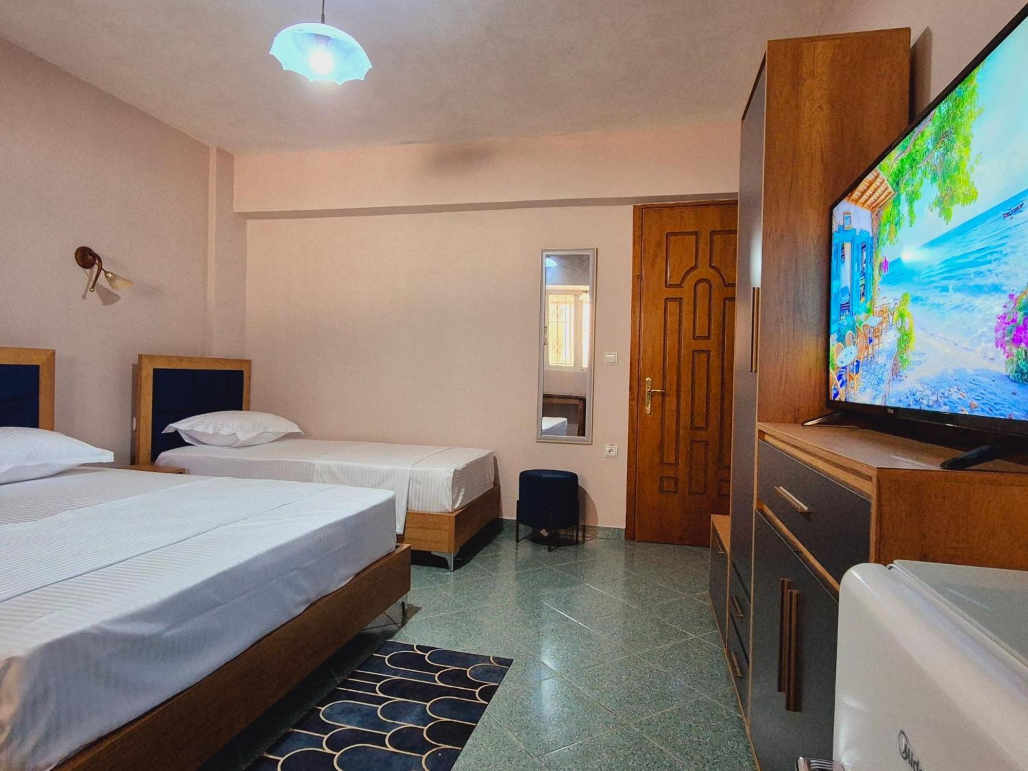 Barca Rooms Sarande Bagian luar foto