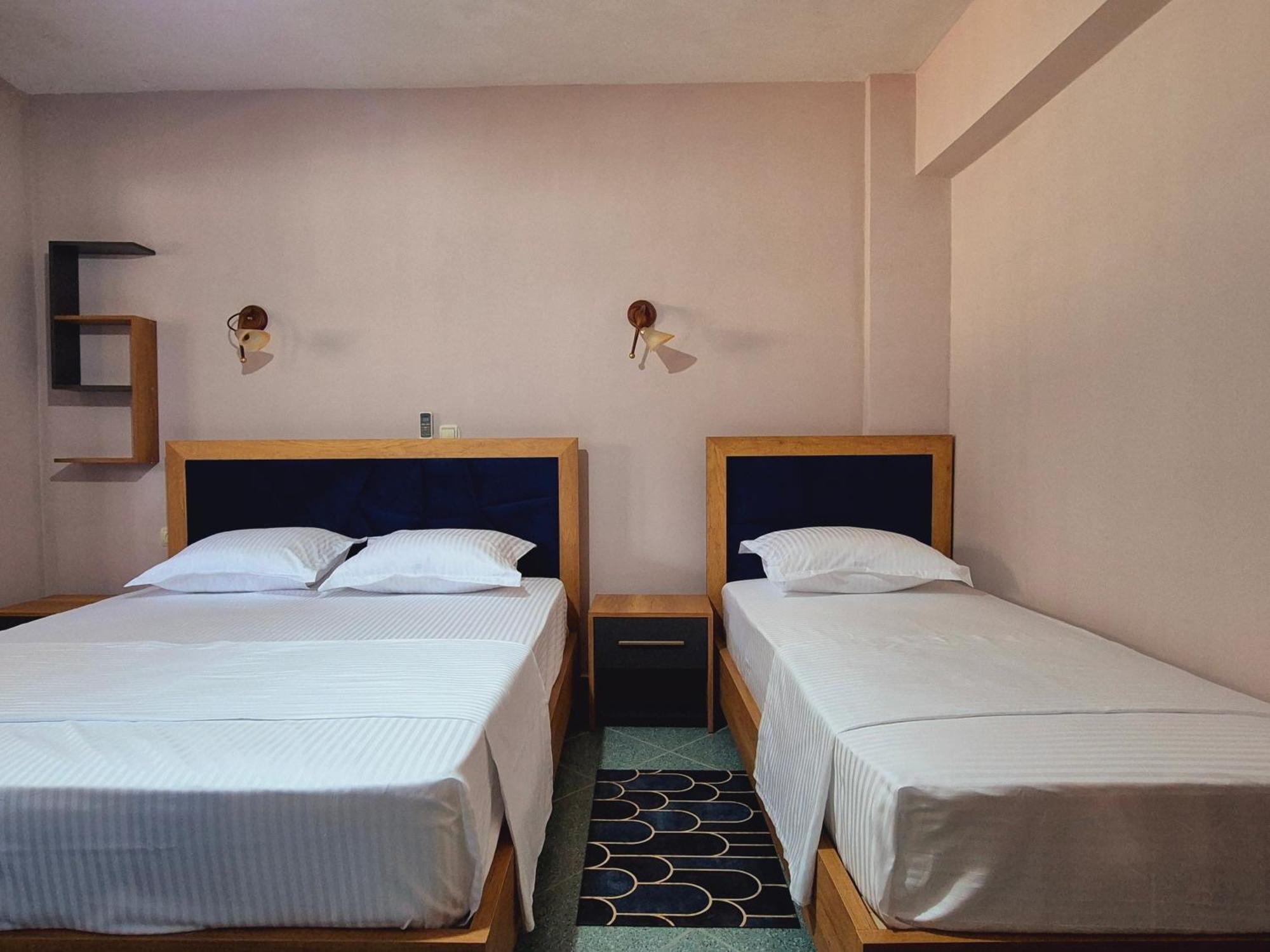 Barca Rooms Sarande Bagian luar foto